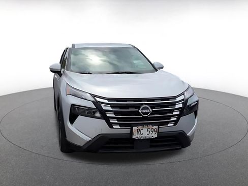 Used 2025 Nissan Rogue SV image 3