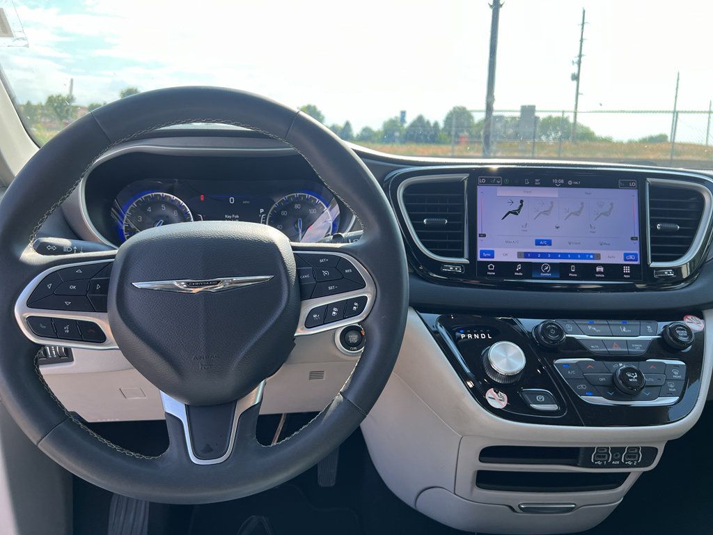 Used 2023 Chrysler Pacifica Touring-L FWD image 30