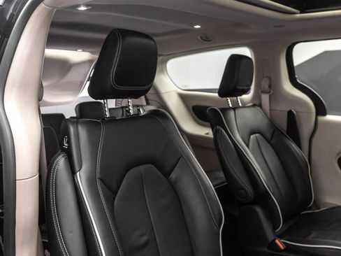 Used 2023 Chrysler Pacifica Limited FWD image 34