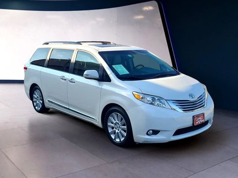 Used 2013 Toyota Sienna XLE image 7