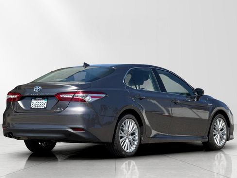 Used 2020 Toyota Camry XLE FWD image 4