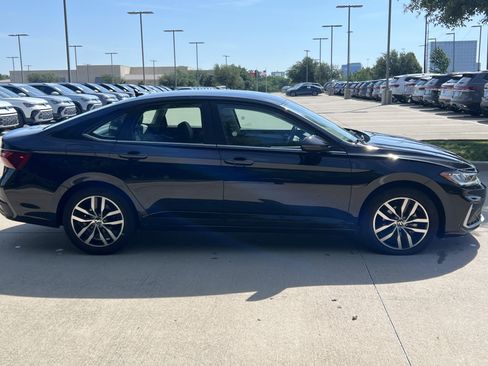 Used 2025 Volkswagen Jetta SE FWD image 11