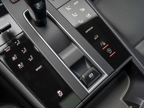 Certified 2025 Porsche Macan image 20