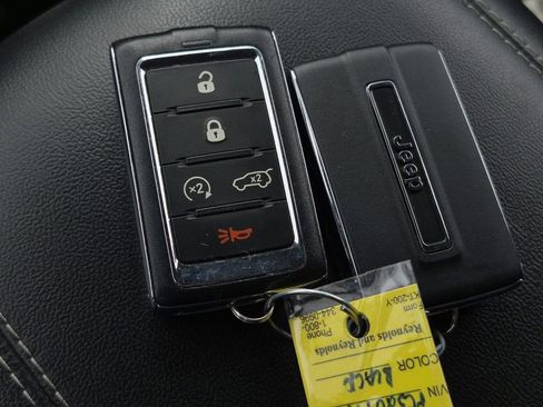 Used 2023 Jeep Grand Cherokee Limited w/ Black Appearance Package image 41