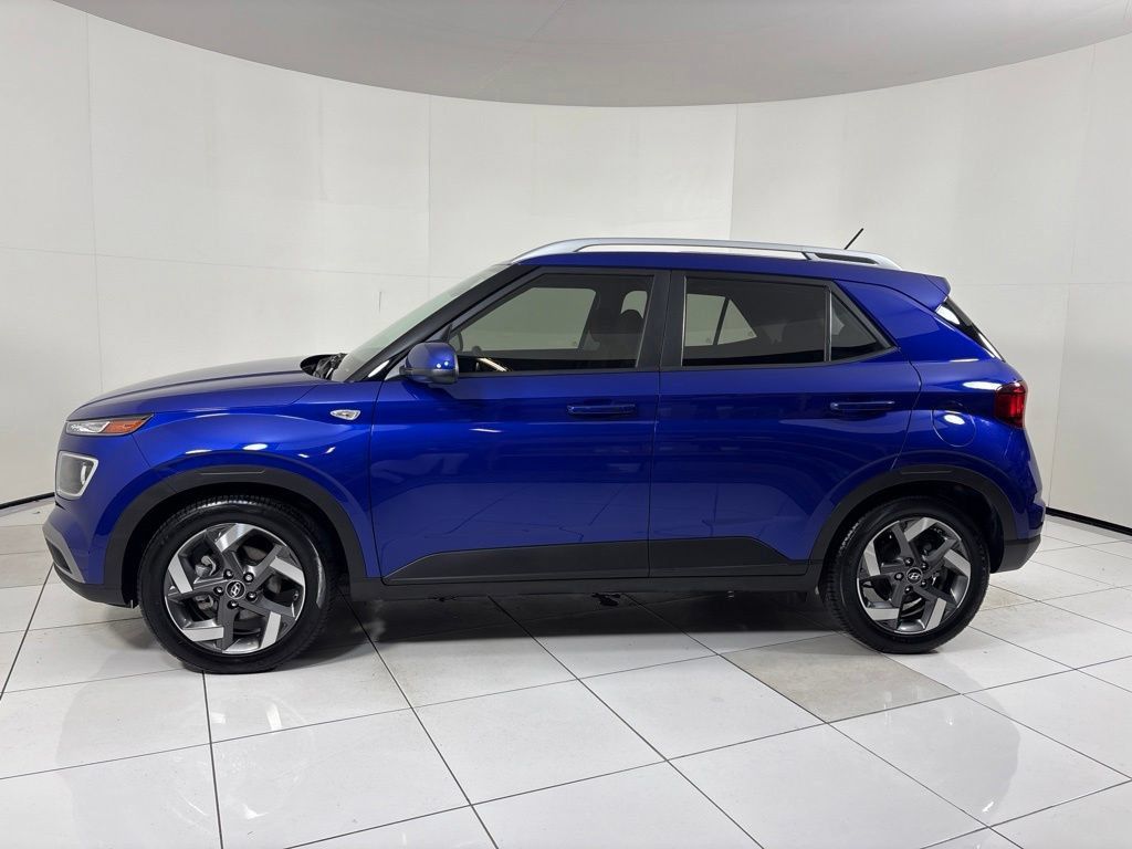 Used 2024 Hyundai Venue SEL FWD image 2