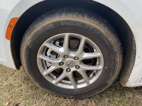 Used 2023 Chrysler Pacifica Touring-L image 9