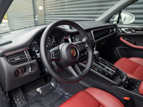 Certified 2025 Porsche Macan image 4