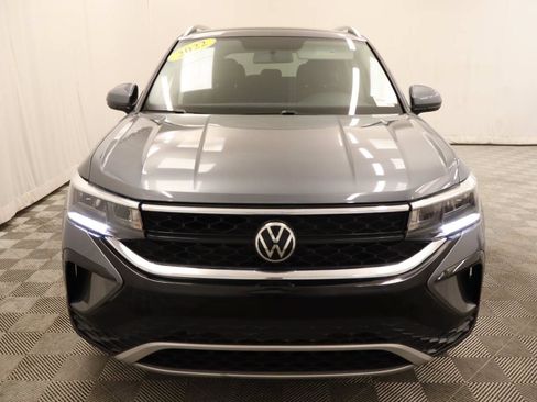 Used 2022 Volkswagen Taos SE FWD image 4