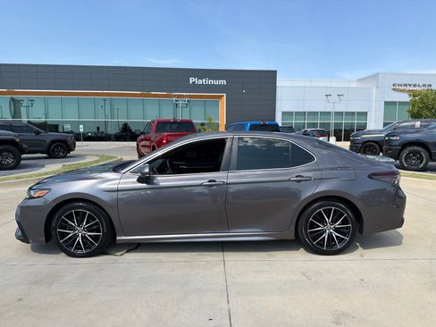 Used 2021 Toyota Camry SE FWD image 2