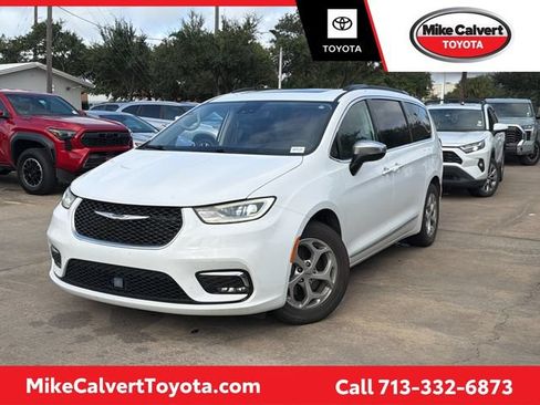Used 2023 Chrysler Pacifica Limited FWD image 1
