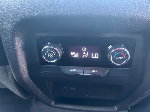 Used 2025 Chevrolet Traverse LT FWD image 17