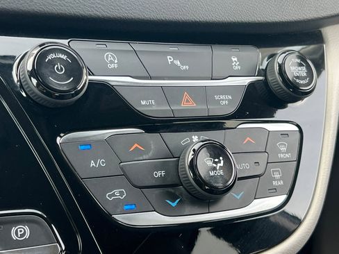 Used 2018 Chrysler Pacifica Touring Plus image 17