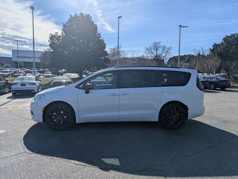 New 2026 Chrysler Pacifica Limited image 8