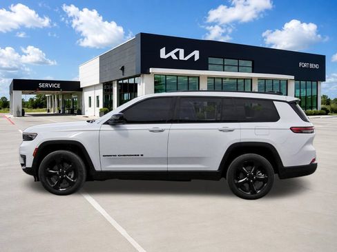 Used 2024 Jeep Grand Cherokee L Limited w/ Black Appearance Package RWD image 8