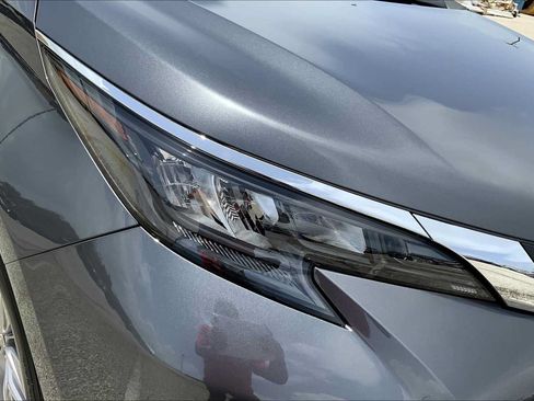 Used 2025 Toyota Sienna XLE FWD image 26