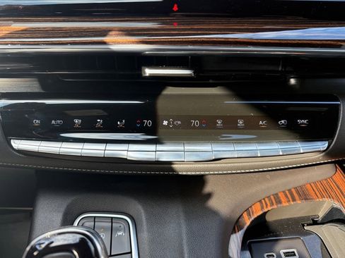 Used 2021 Cadillac Escalade Premium Luxury image 35