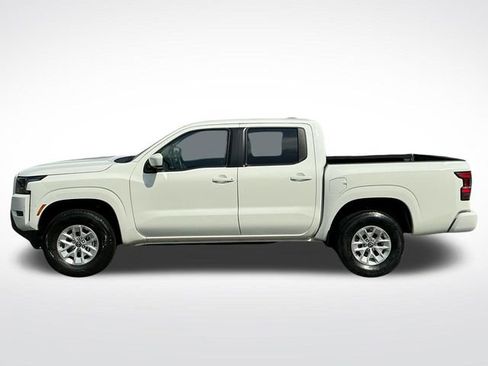 Used 2024 Nissan Frontier SV image 3