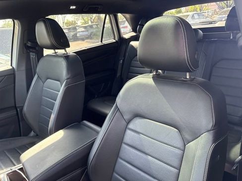 Used 2024 Volkswagen Atlas Cross Sport SEL R-Line image 2