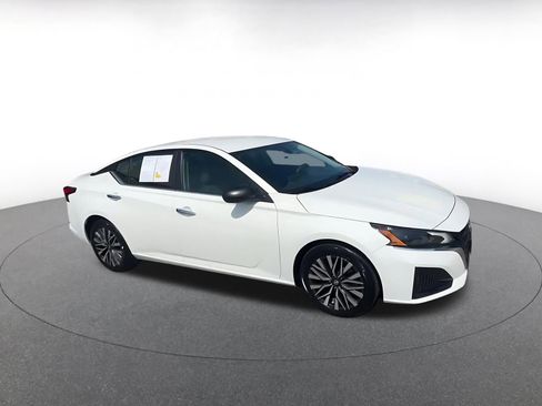 Used 2025 Nissan Altima 2.5 SV FWD image 2