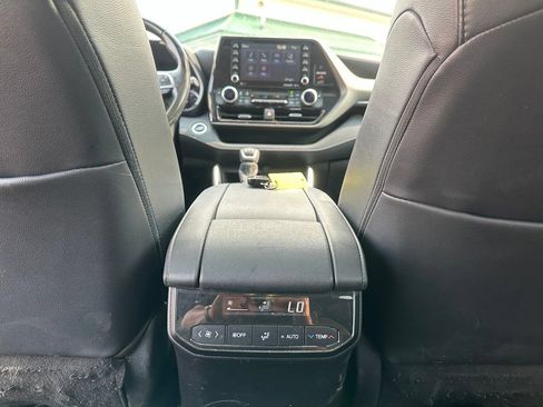 Used 2020 Toyota Highlander XLE AWD/4WD image 25