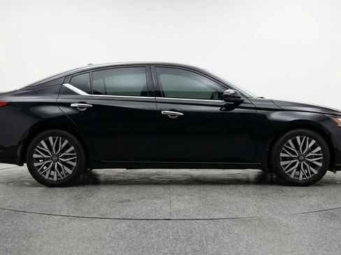 Used 2025 Nissan Altima 2.5 SV FWD image 11