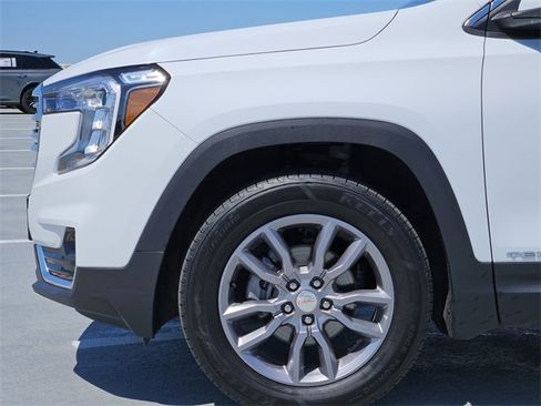 Used 2024 GMC Terrain SLT image 9