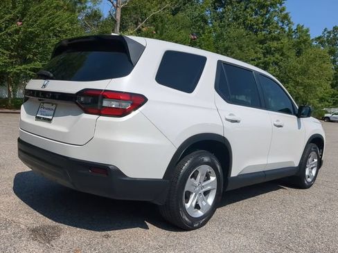 Used 2023 Honda Pilot LX image 4