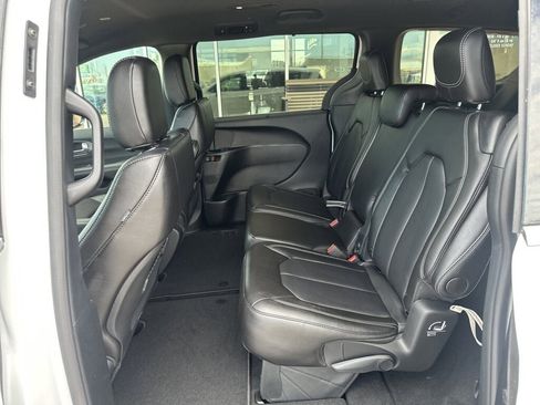 New 2026 Chrysler Pacifica Select image 9