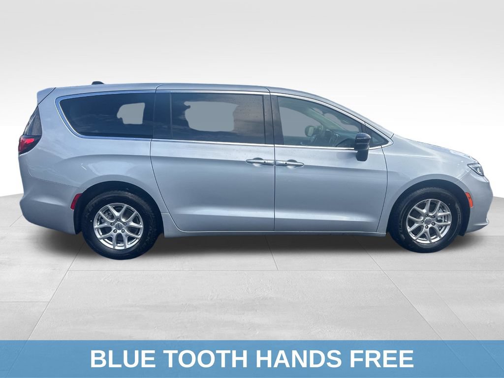 Used 2024 Chrysler Pacifica Touring-L FWD image 9