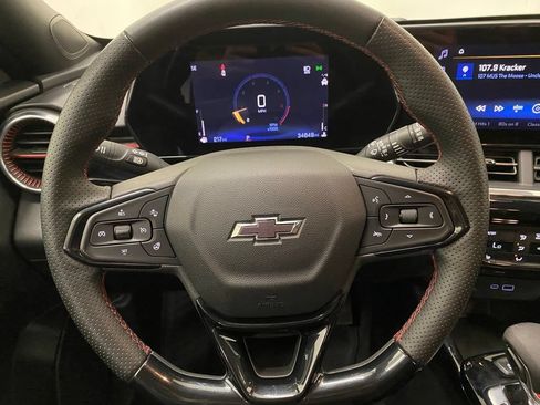 Used 2025 Chevrolet Trax RS FWD image 22
