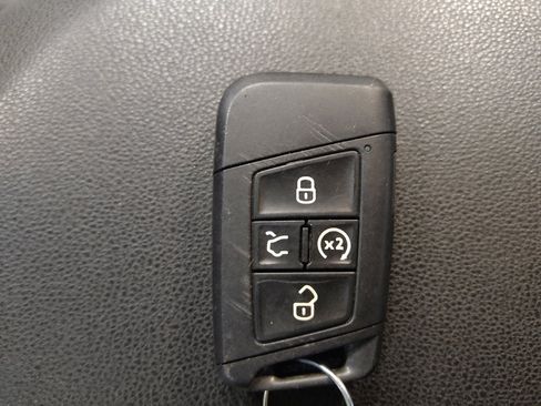 Used 2025 Volkswagen Jetta SE FWD image 32
