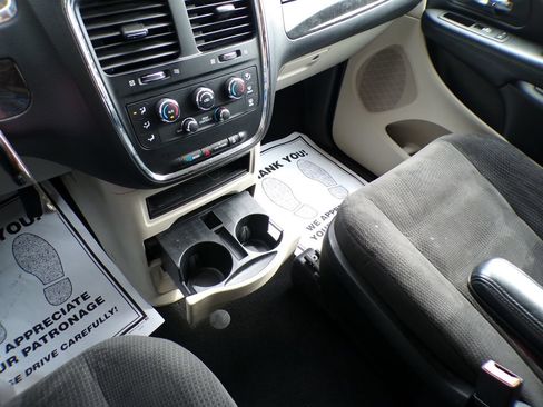 Used 2018 Dodge Grand Caravan SE w/ UConnect Hands-Free Group FWD image 31