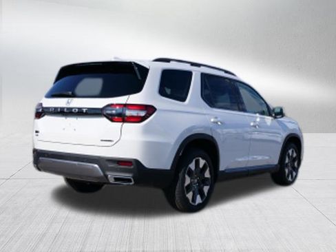 New 2026 Honda Pilot Touring image 3