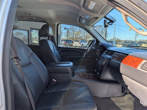 Used 2014 Chevrolet Suburban LTZ image 23