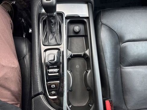 Used 2018 Volvo XC90 T5 Momentum w/ Convenience Package image 16