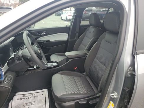 Used 2025 Chevrolet Trax LT image 10