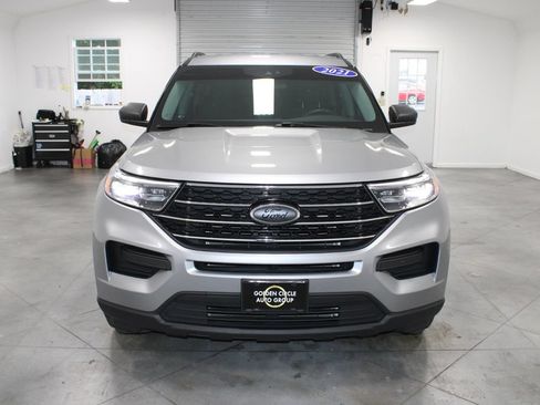 Used 2021 Ford Explorer XLT RWD image 3