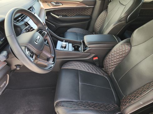 Used 2025 Jeep Grand Cherokee L Summit w/ Luxury Tech Group V AWD/4WD image 16