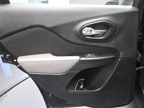 Used 2014 Jeep Cherokee Sport FWD image 21