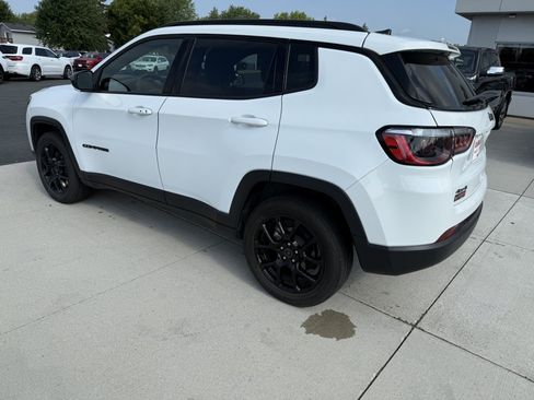 Used 2025 Jeep Compass Latitude w/ Convenience Group AWD/4WD image 6