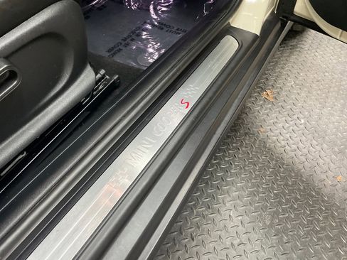 Used 2017 MINI Cooper S w/ Premium Package image 30