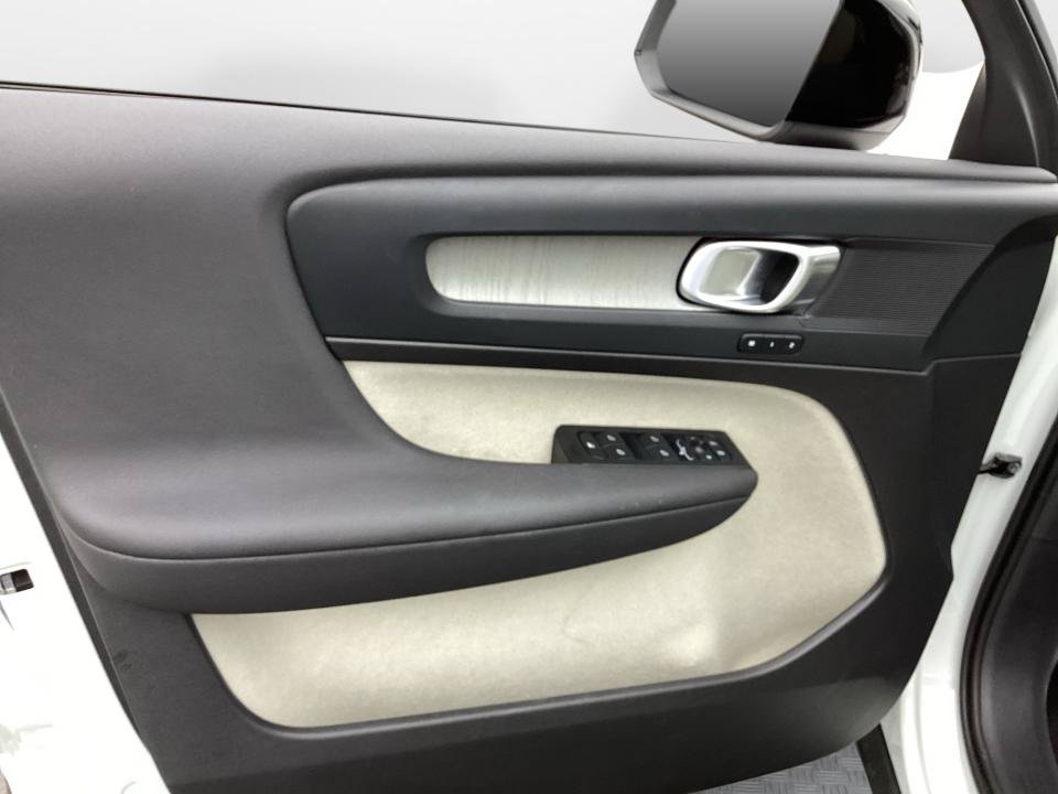Certified 2025 Volvo XC40 B5 Plus AWD/4WD image 36