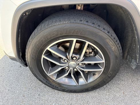 Used 2018 Jeep Grand Cherokee Laredo RWD image 10
