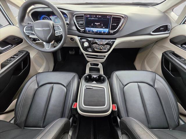 Used 2024 Chrysler Pacifica Touring-L FWD image 14