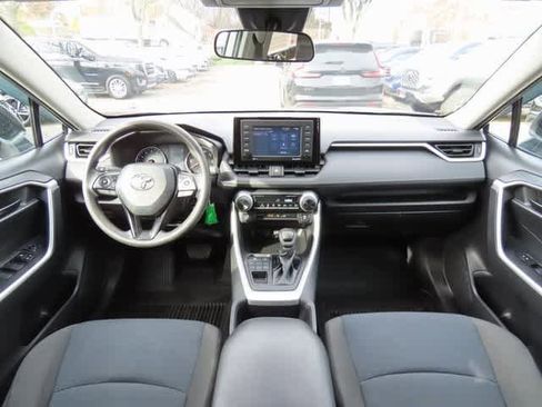 Used 2022 Toyota RAV4 LE image 17