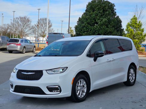 Used 2024 Chrysler Pacifica Touring-L image 3