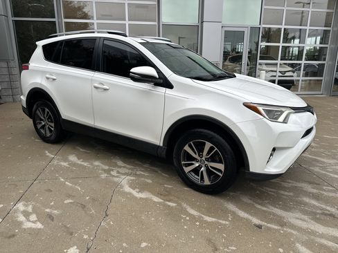 Used 2017 Toyota RAV4 XLE FWD image 2