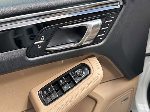 Certified 2026 Porsche Macan AWD/4WD image 19