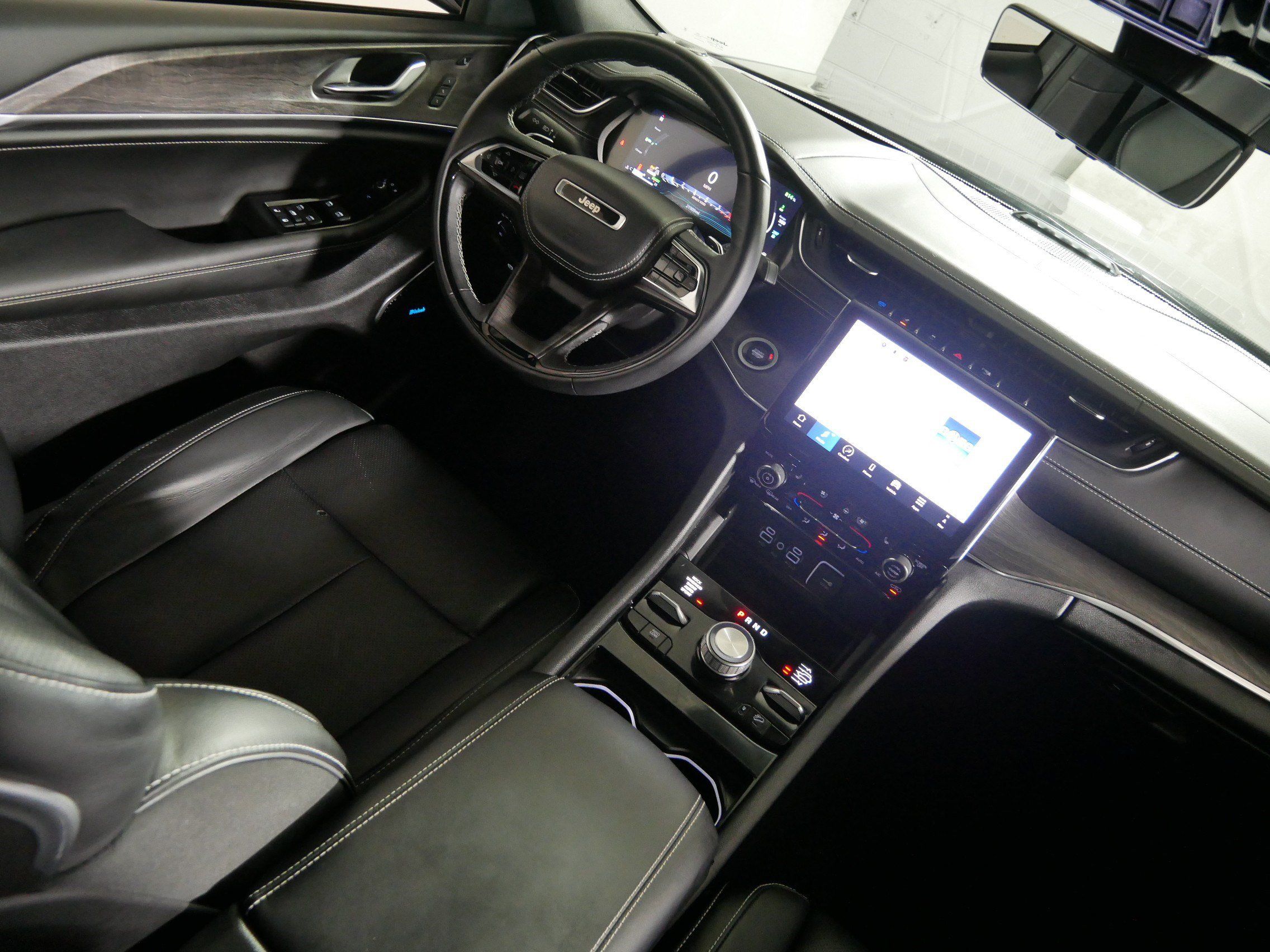 Used 2024 Jeep Grand Cherokee Overland w/ Advanced Protech Group III AWD/4WD image 9