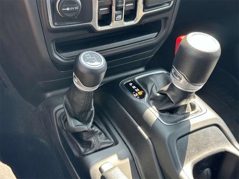 Used 2022 Jeep Gladiator Willys image 28